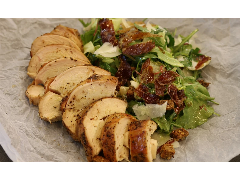 BBQ csirkemell cézársalátával