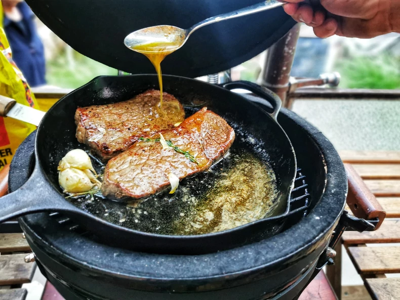 Vadas marhafartő, szalvétagombóccal