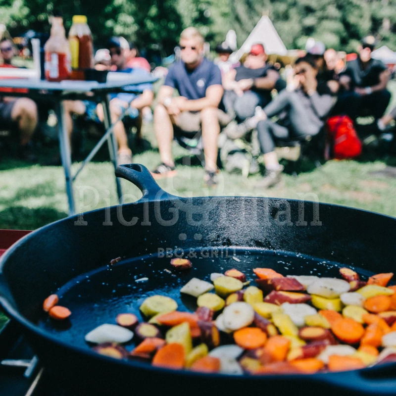 Camp Chef öntöttvas serpenyő, 30 cm